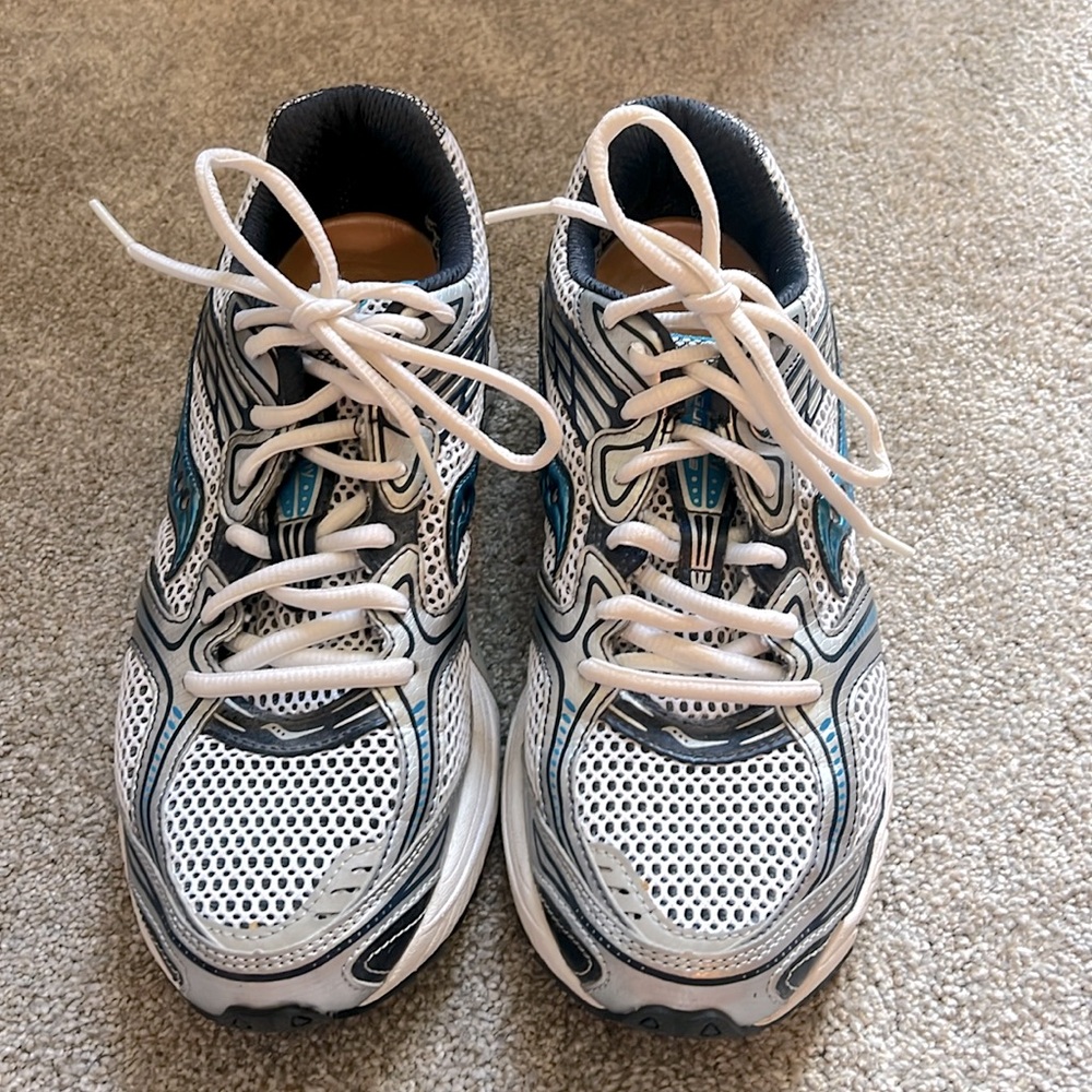 Women’s tennis shoes